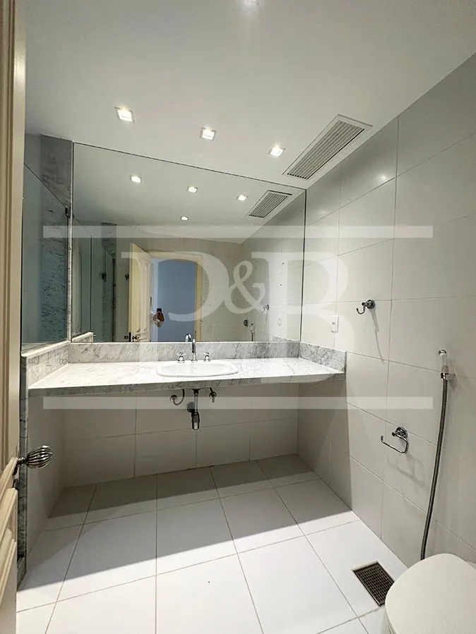 250 m² apartment with 4 bedrooms and a glassed-in balcony — photo 27