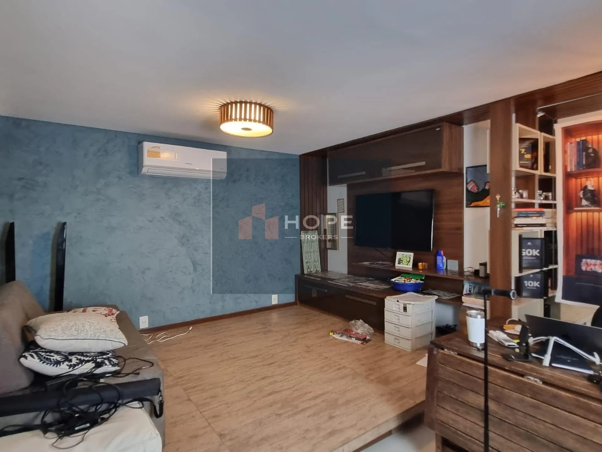 Walk-in closet in a 3-bedroom apartment, 200 m² — photo 22