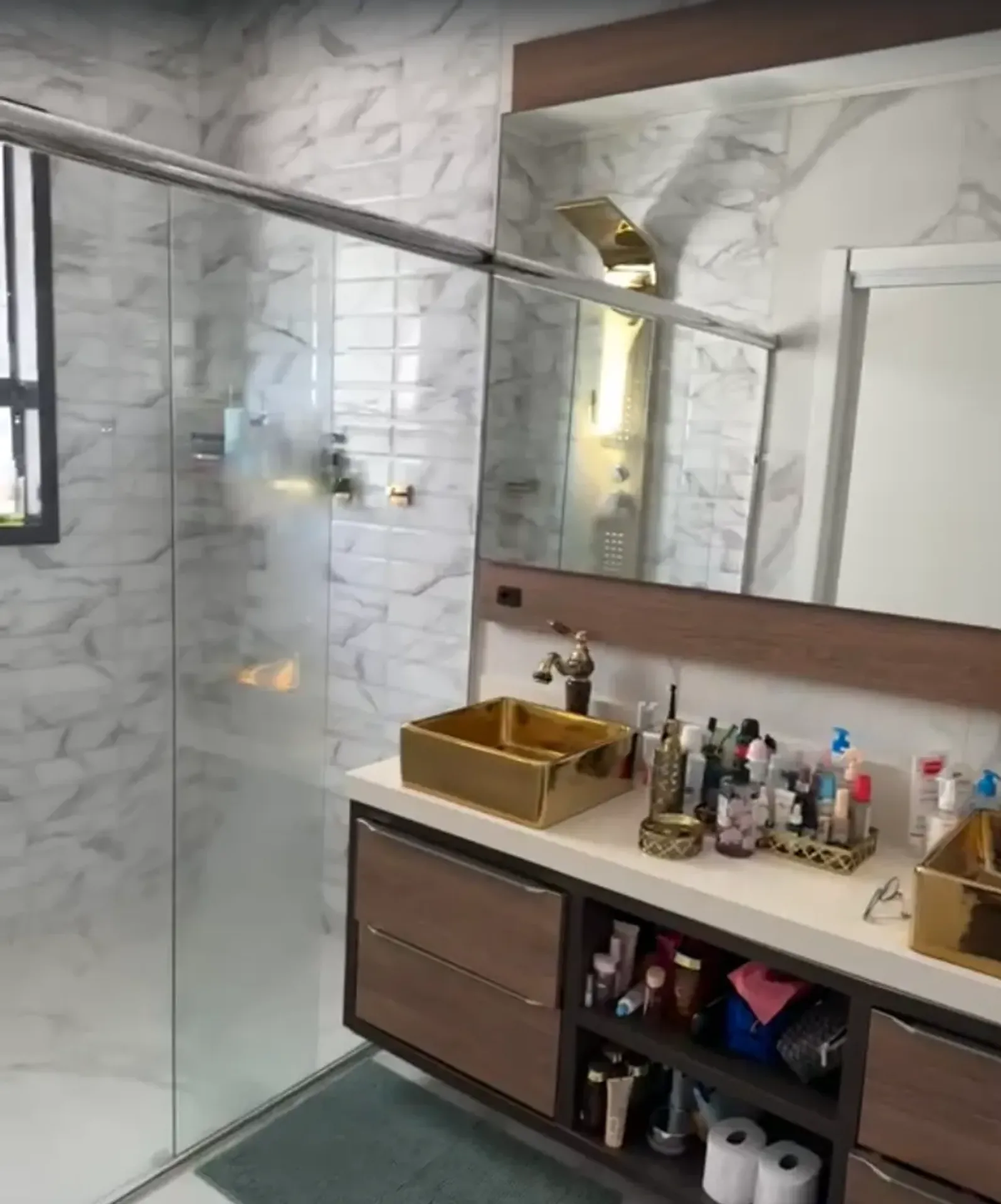 620 m² house with a glass-enclosed balcony and a water view — photo 3