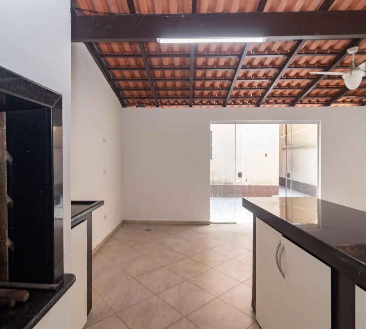 4-bedroom house with a bathtub in Curitiba — photo 29