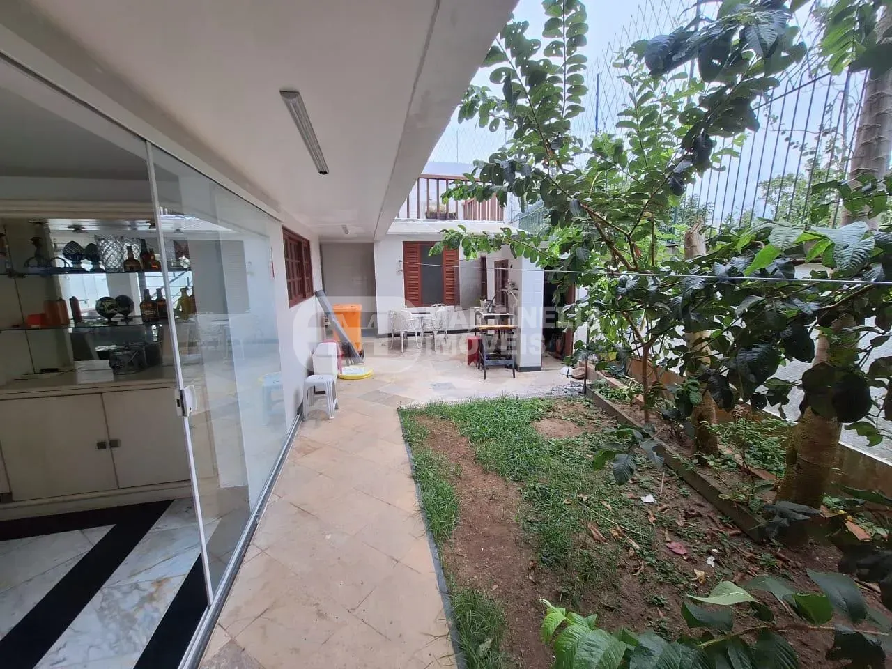 House with 5 bedrooms, all suites, plus shared pool — photo 10
