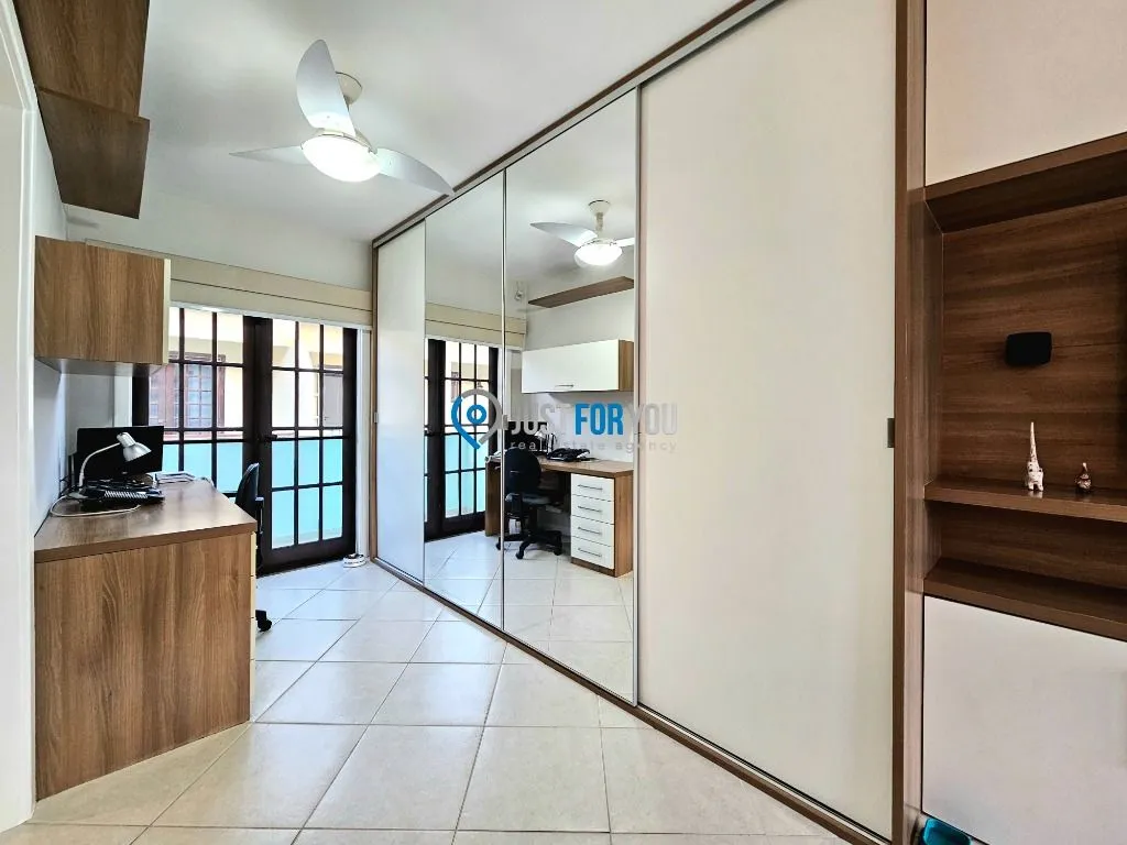 Furnished house with 4 bedrooms and 5 bathrooms — photo 24