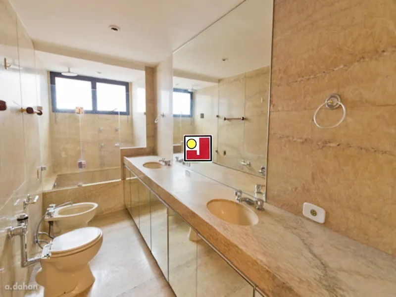 4-bedroom apartment with a glass-enclosed balcony — photo 32