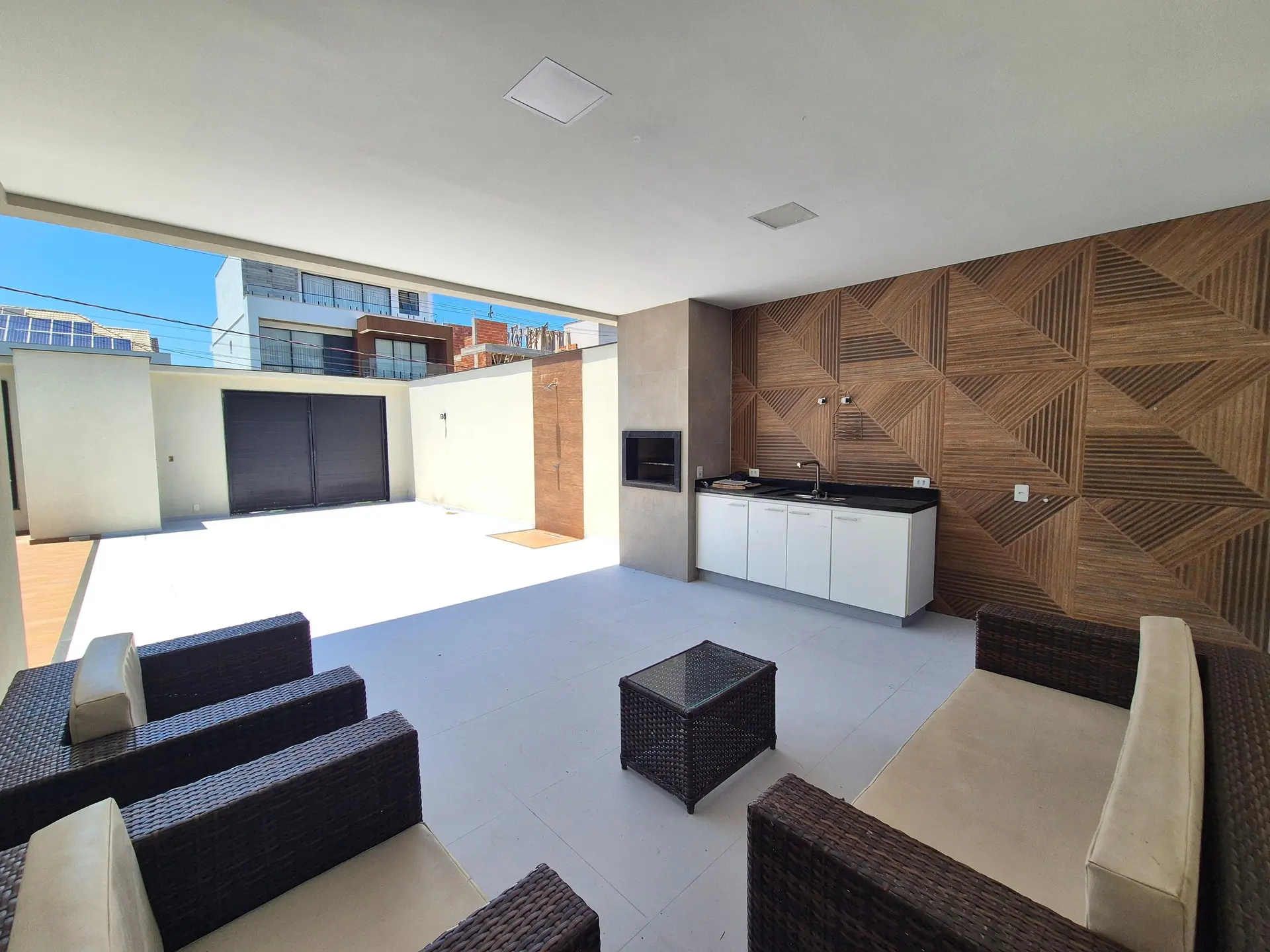 4-bedroom house with a glass-enclosed balcony — photo 49