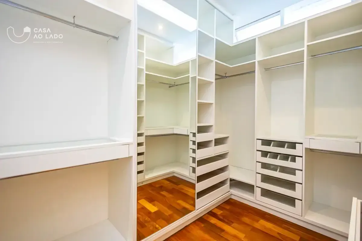 House with 629 m², 4 bedrooms and a balcony — photo 41