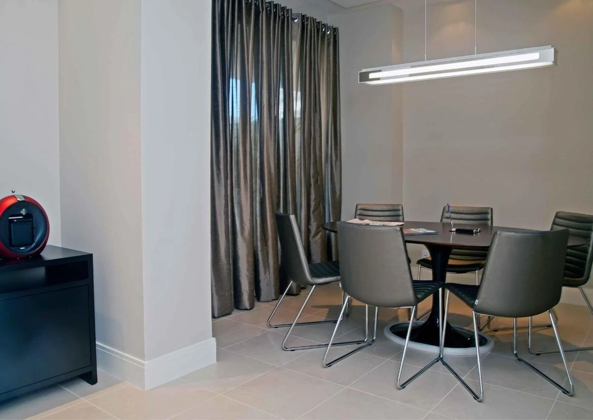 Balcony with a grill in a 2-bedroom apartment, 69 m² — photo 16