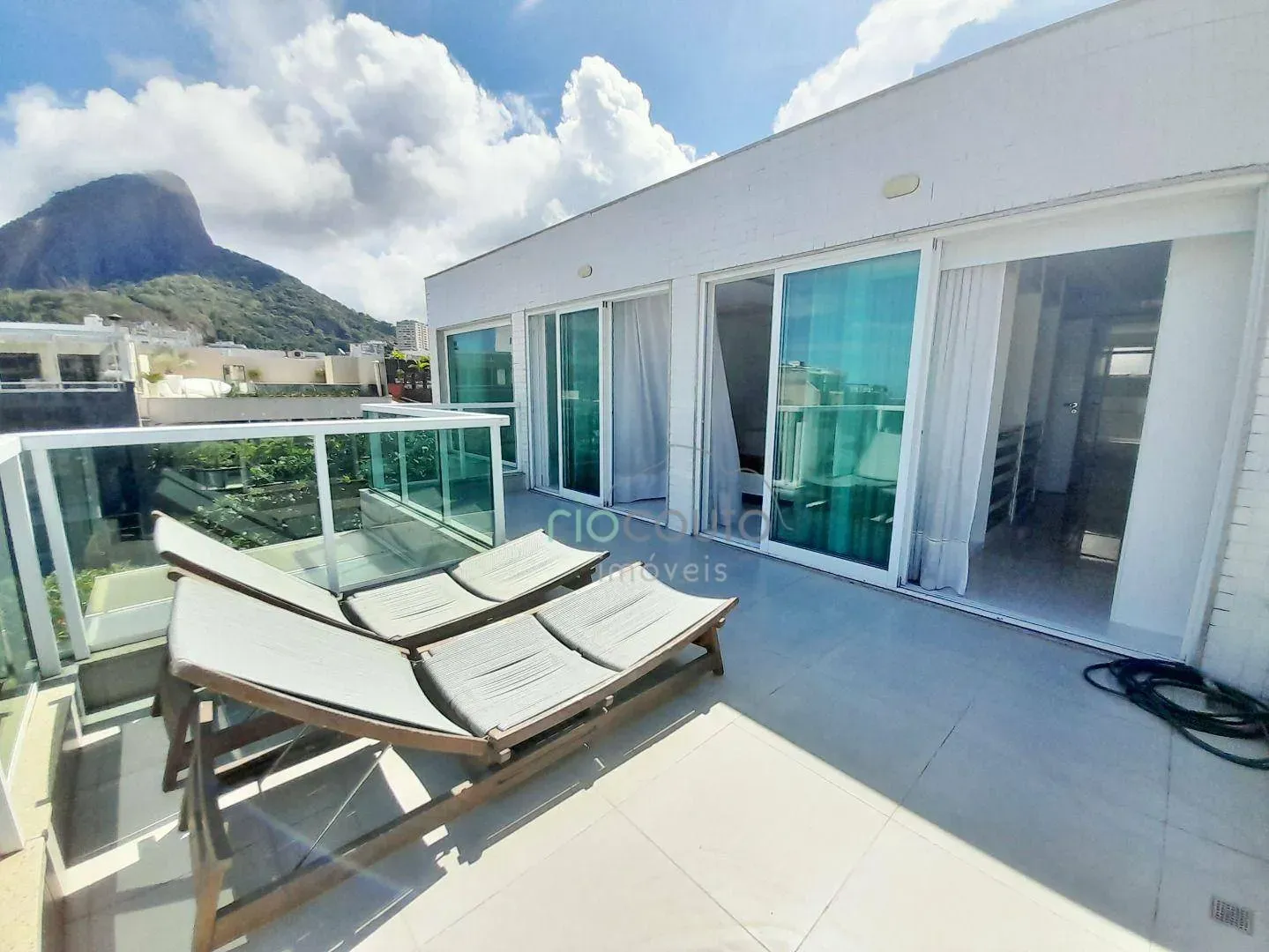 Apartment with 4 bedrooms and a balcony — photo 26