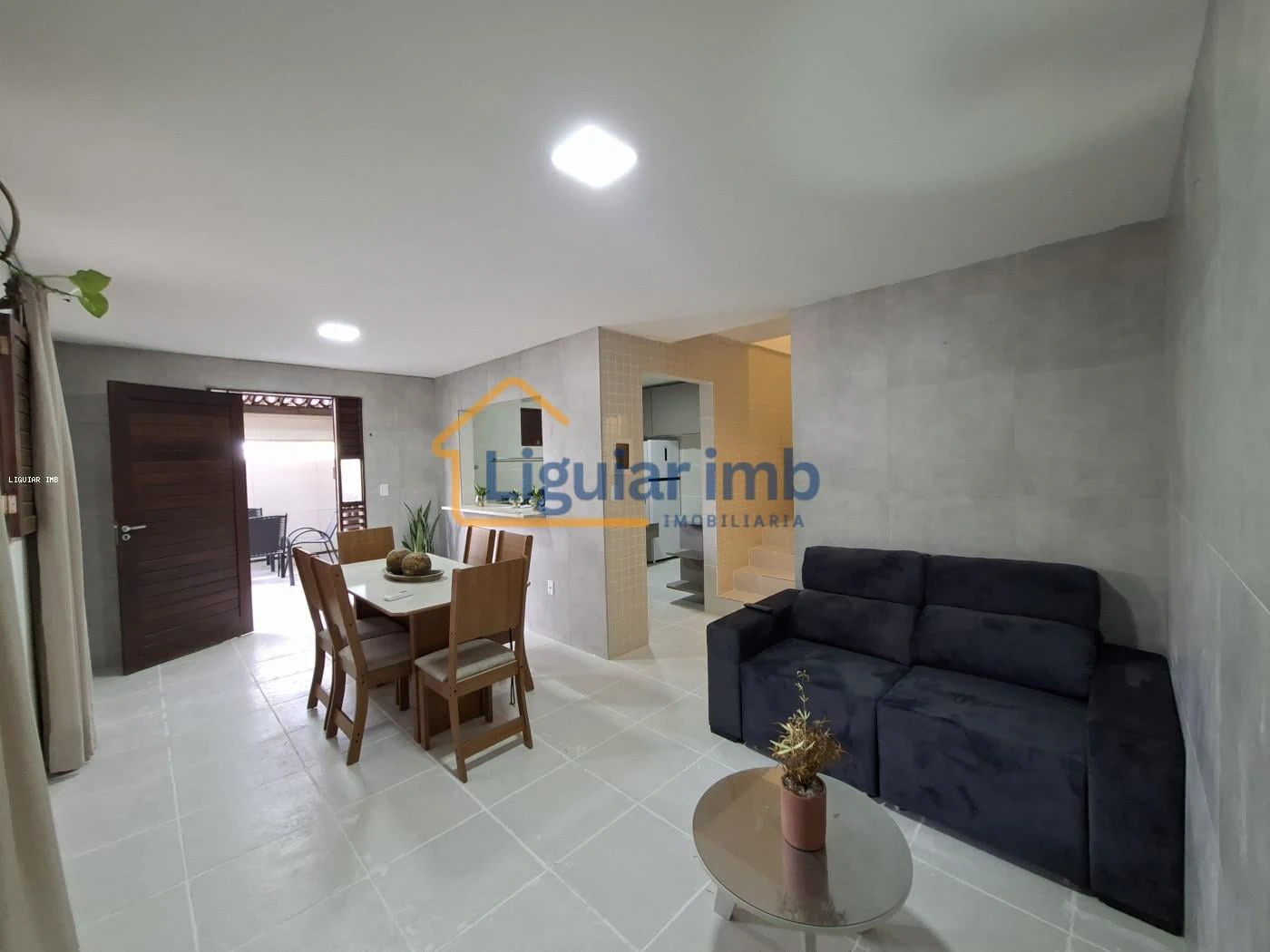 Casa mobiliada com 2 suítes e cozinha em conceito aberto