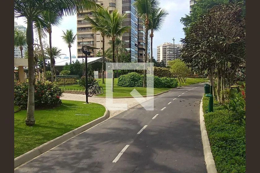 250 m² apartment with 4 bedrooms and 3 parking spots — photo 40