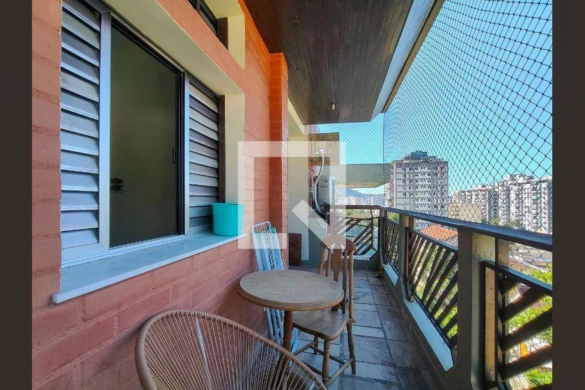 Glass-enclosed balcony in a 3-bedroom apartment, 107 m² — photo 36