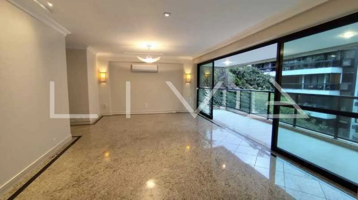Walk-in closet in a 3-bedroom apartment, 165 m² — photo 4