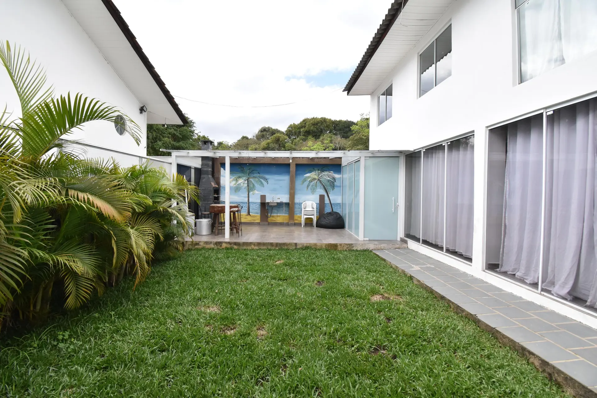 Furnished 2-bedroom house with balcony and private garden