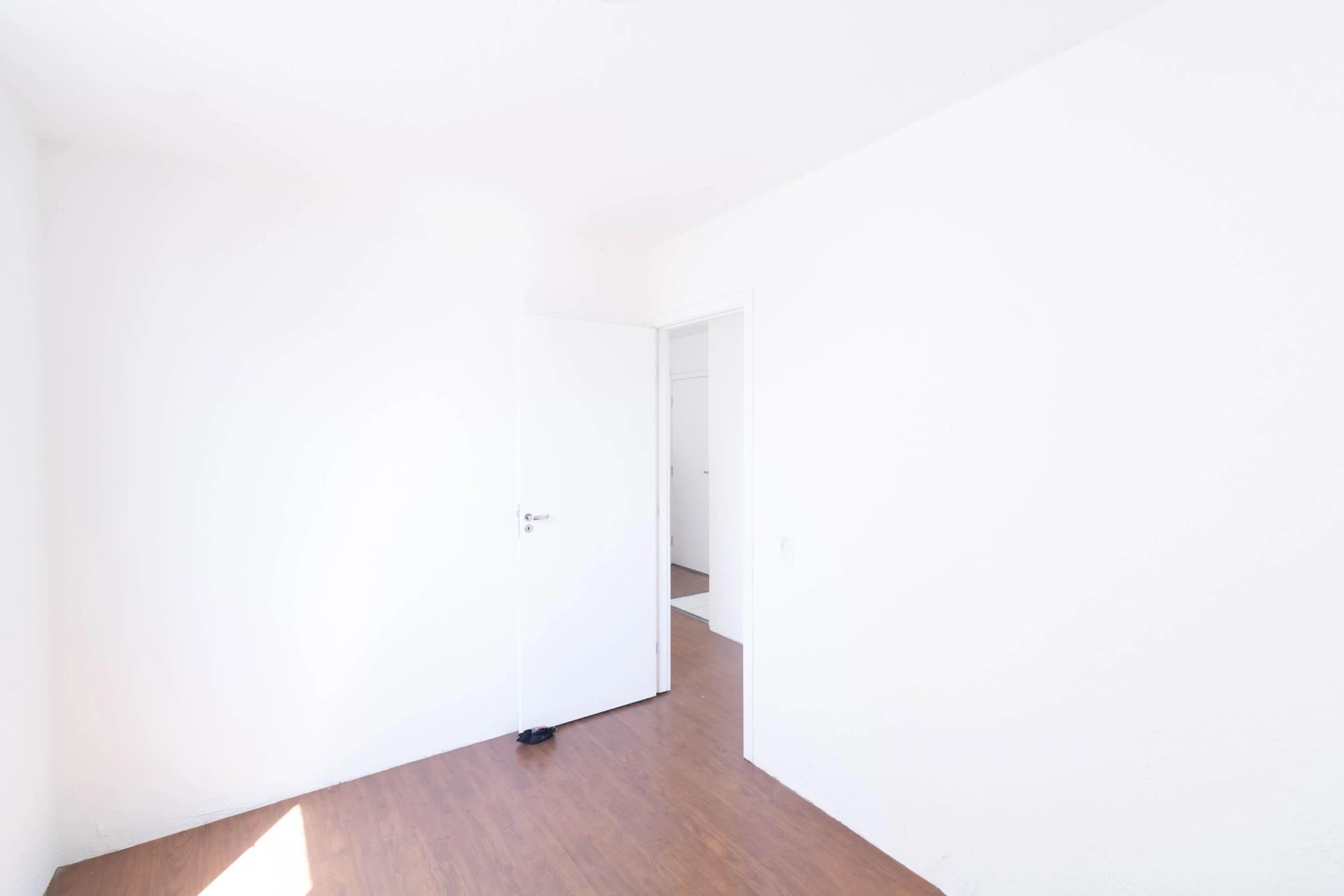 Unfurnished 2-bedroom apartment with wood floors — photo 27