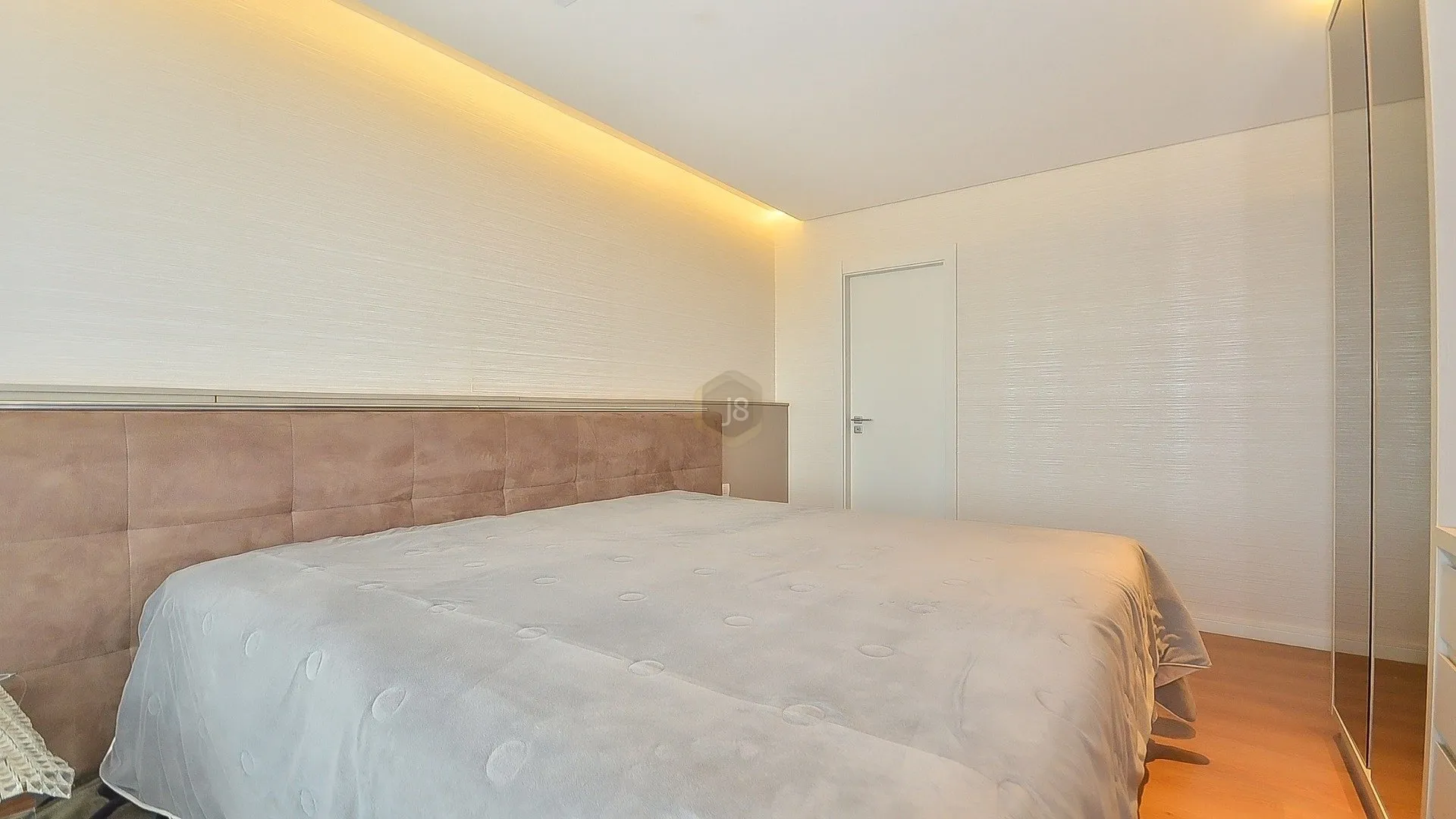 3-bedroom apartment with a bathtub — photo 12
