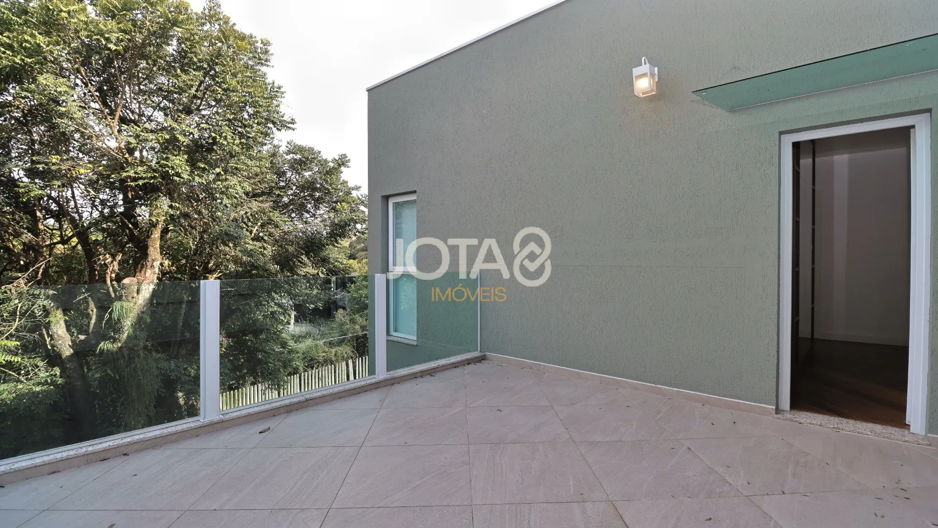 House with 5 bedrooms and a balcony in 370 m² — photo 23