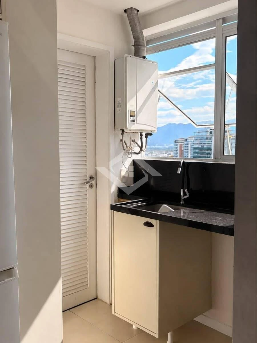 184 m² unfurnished apartment with 3 en-suites and parking — photo 2