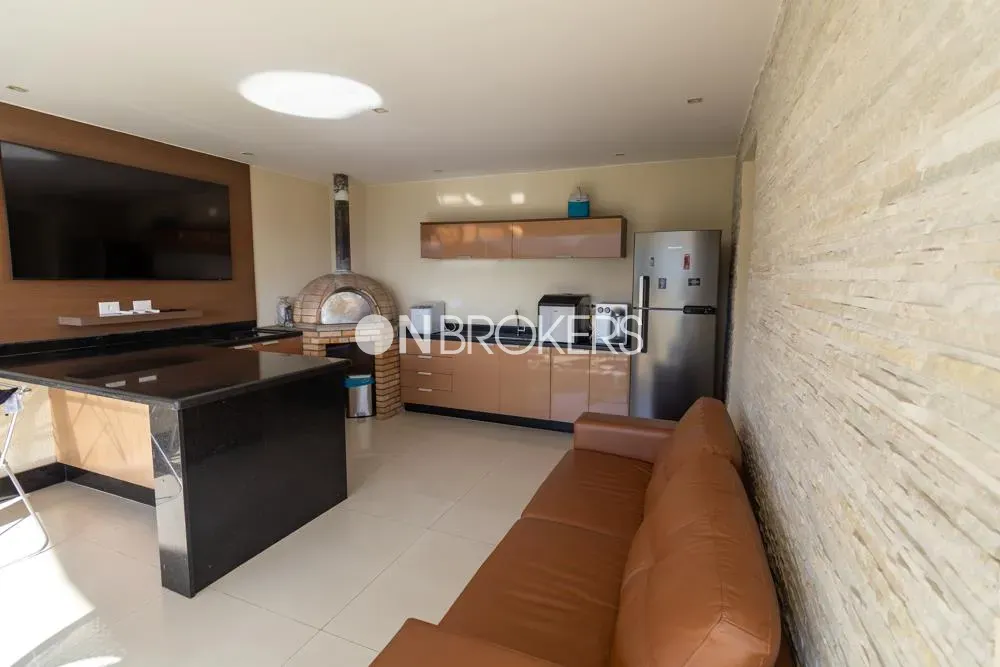 4-bedroom apartment in a building with a gym — photo 4