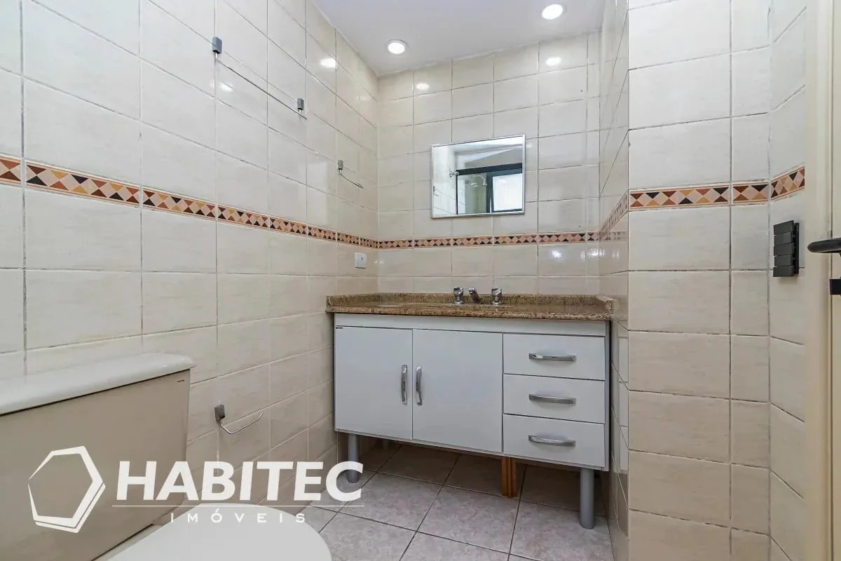 3-bedroom apartment with wood or laminate floors — photo 21