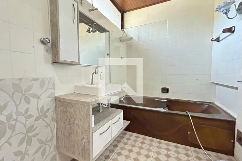 4-bedroom house with a bathtub — photo 44