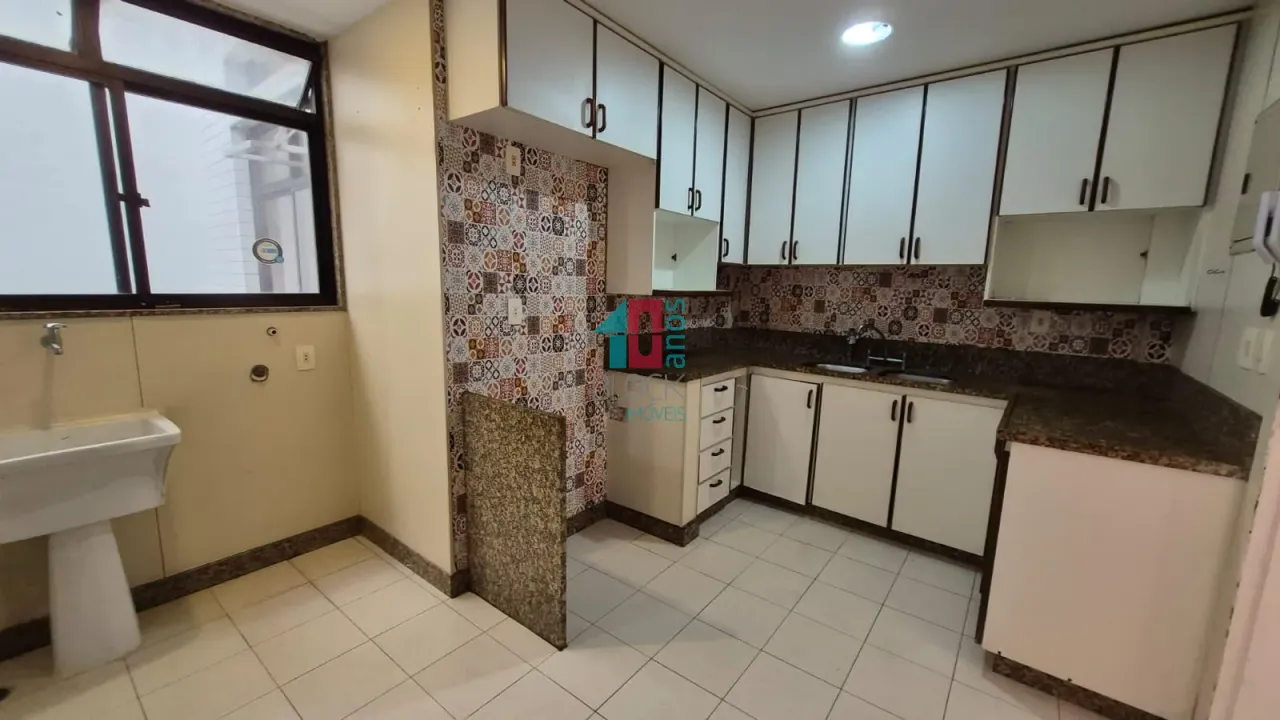 Wood or laminate floors in a 2-bedroom apartment, 83 m² — photo 2