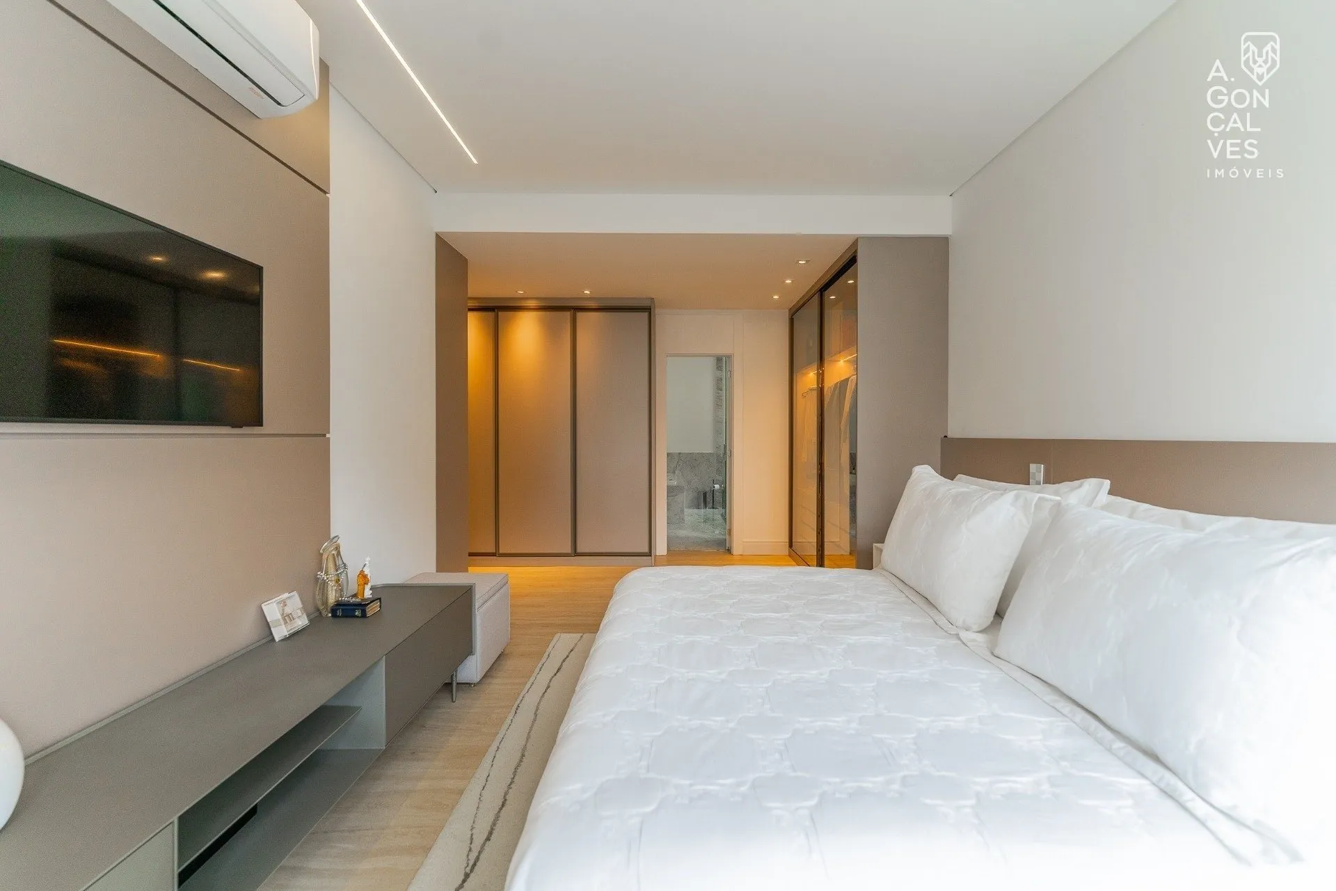 Furnished 223 m² apartment with 3 en-suites and 3 parking spots — photo 25