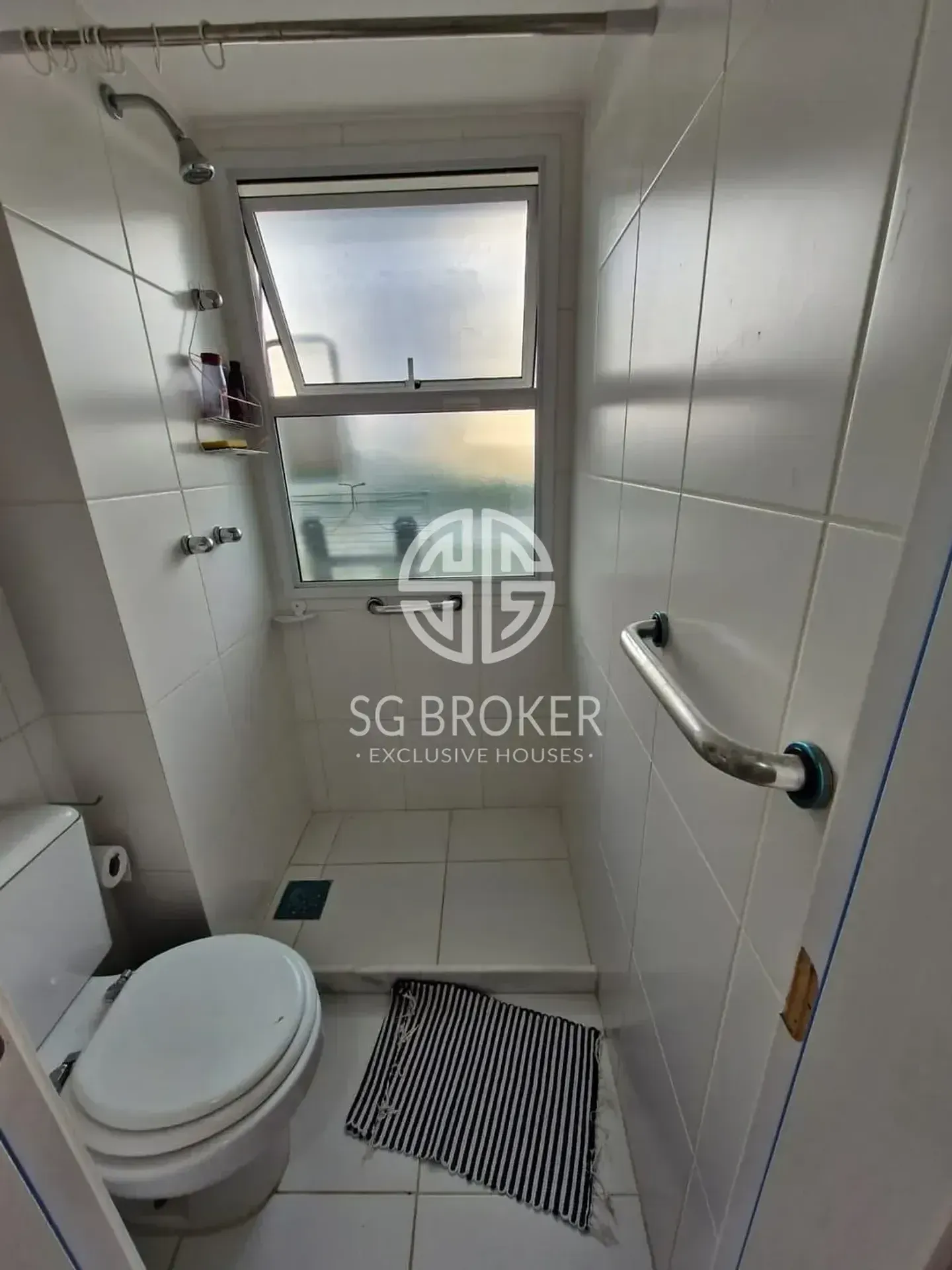 Glass-enclosed balcony in a 3-bedroom apartment, 91 m² — photo 27