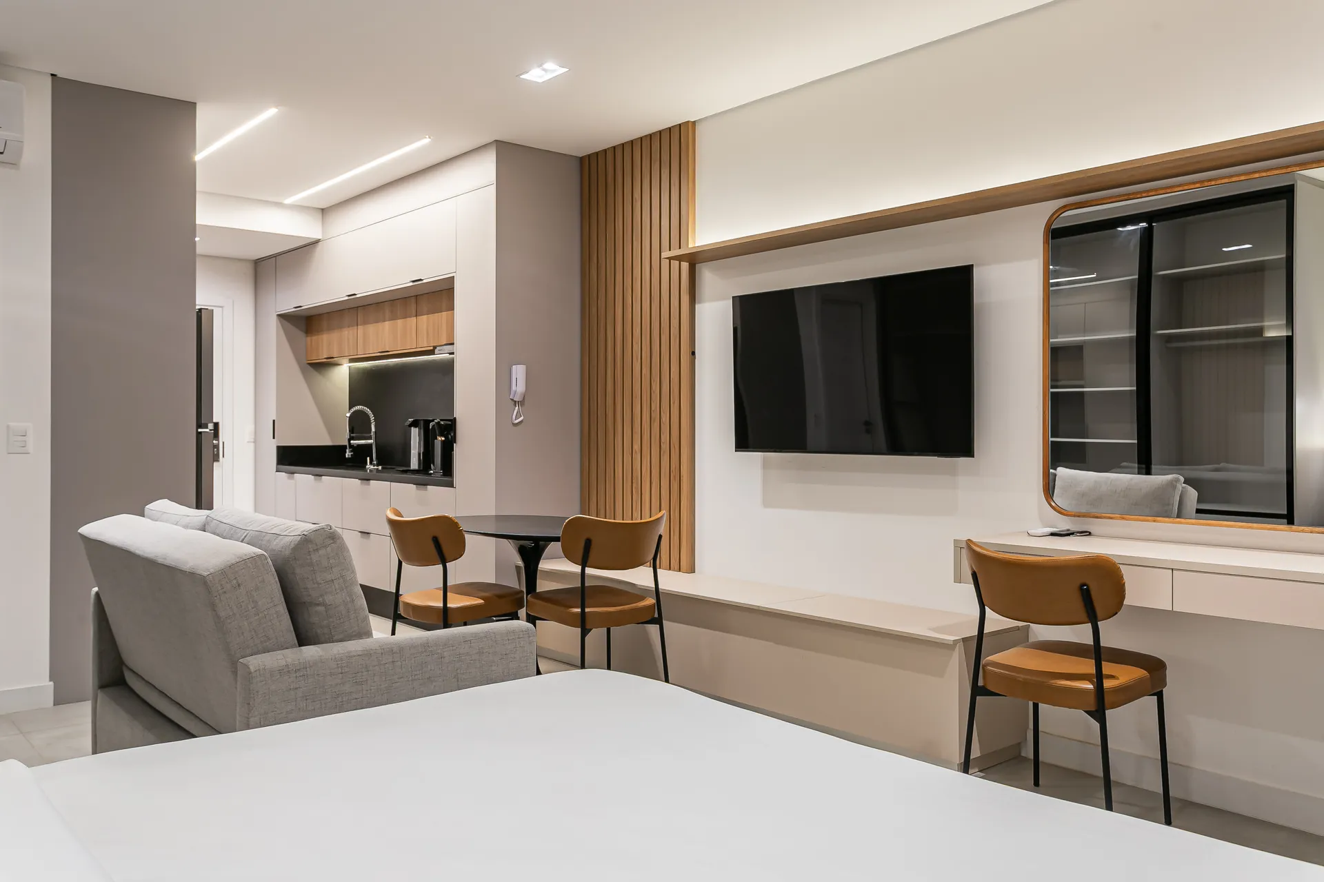 Furnished studio with open-plan kitchen and 39 m² — photo 6