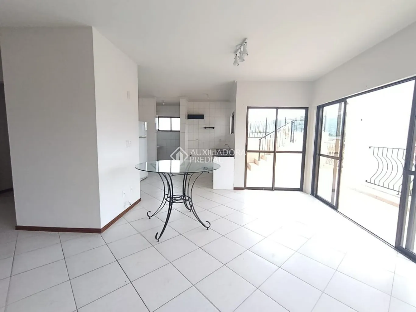 Penthouse-style apartment with 3 bedrooms and 3 baths — photo 3