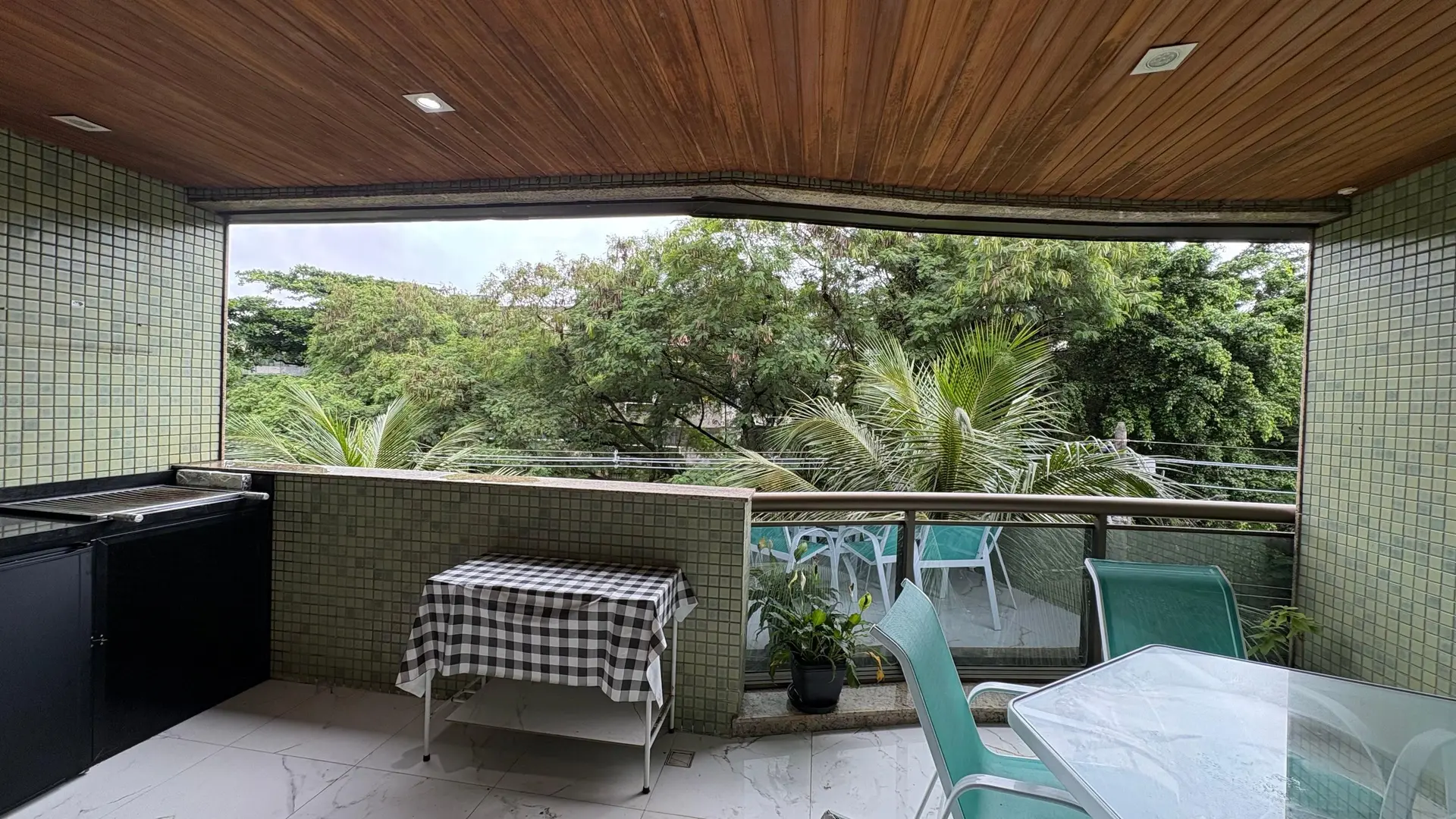 Glass-enclosed balcony in a 3-bedroom apartment, 120 m² — photo 60