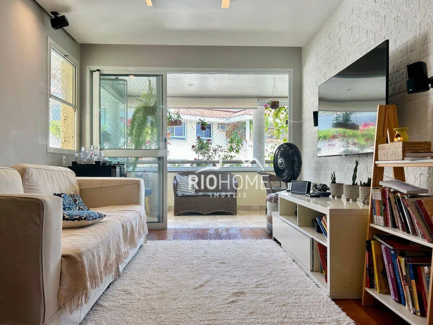 3-bedroom apartment with a washing machine