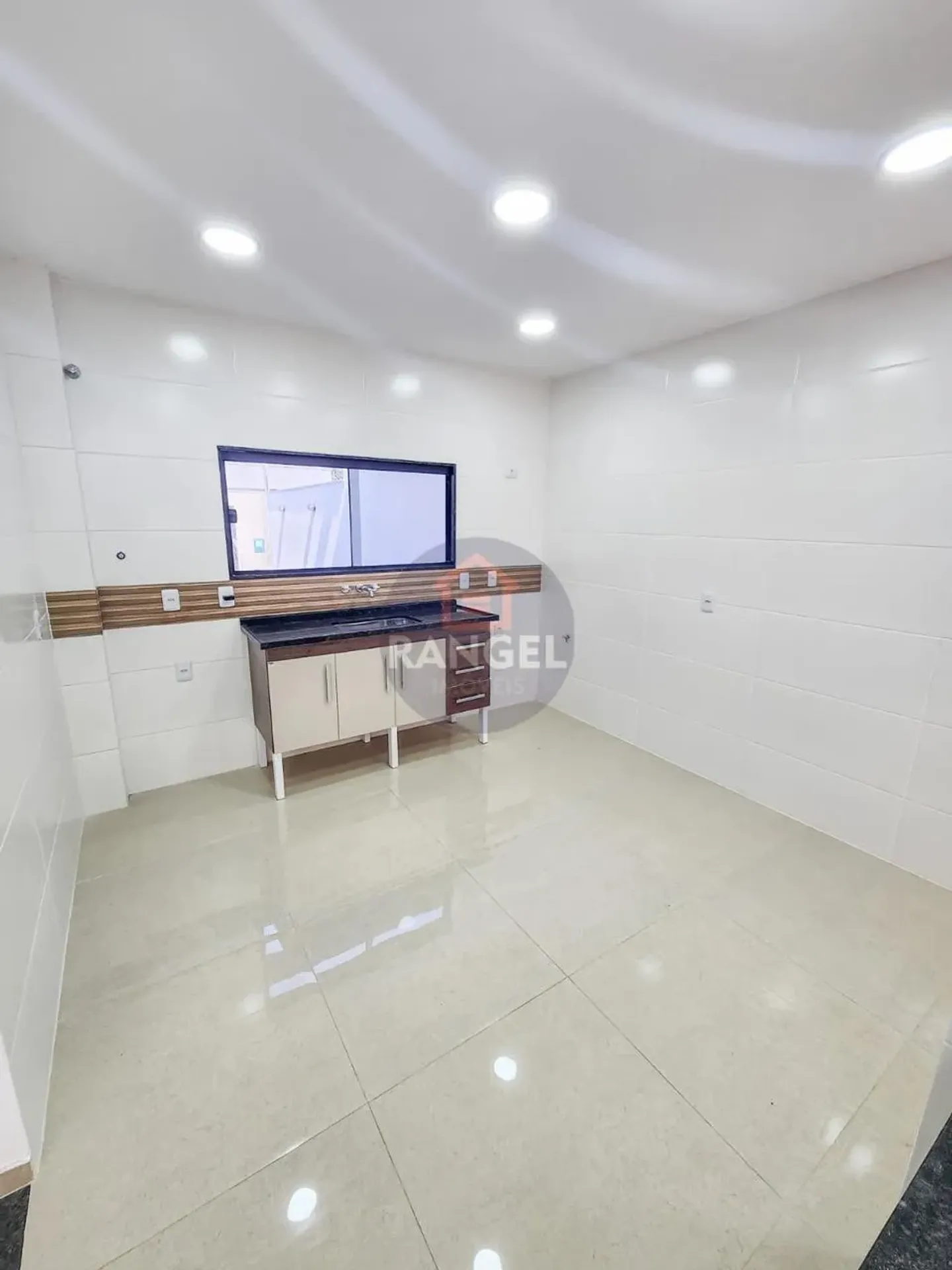 Balcony with a grill in a 3-bedroom house, 200 m² — photo 5