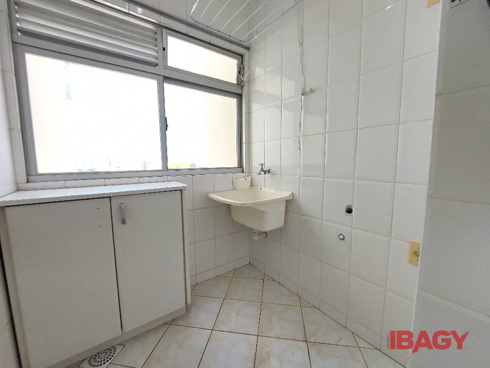 Квартира с 2 спальнями и кухней открытой планировки — photo 13