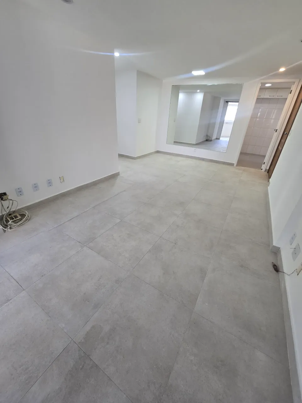 4-bedroom apartment with 3 bathrooms and a balcony — photo 5