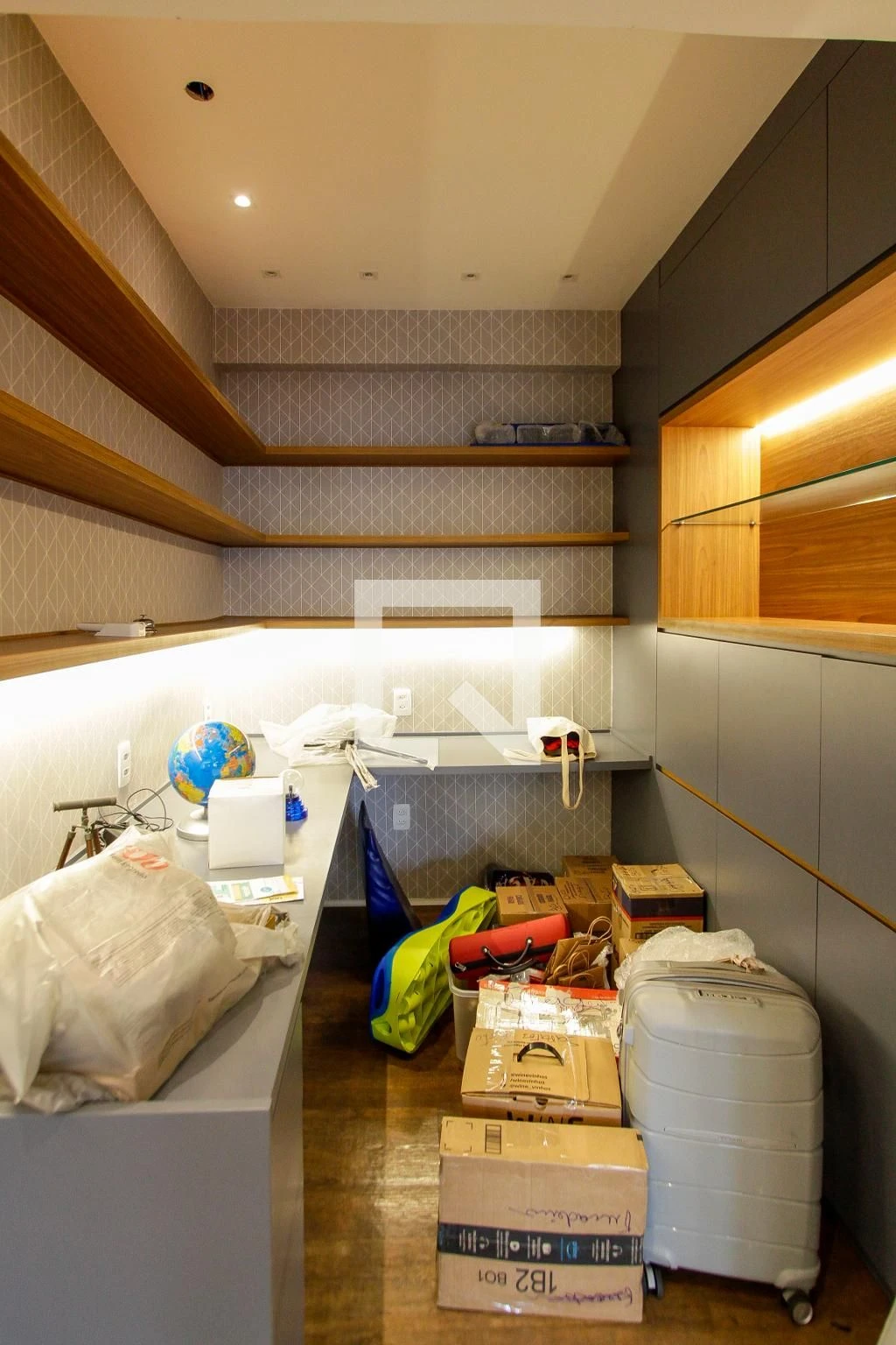 Walk-in closet in a 3-bedroom apartment, 200 m²
