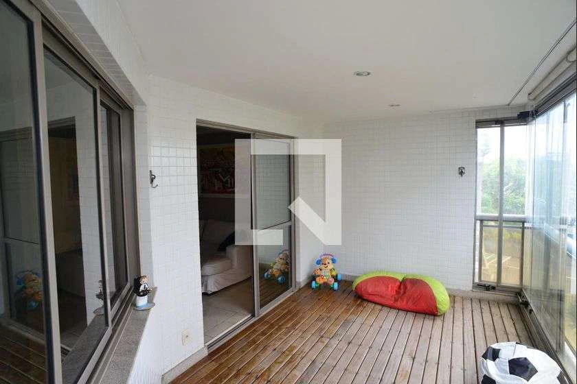 4-bedroom apartment with enclosed glass balcony — photo 26