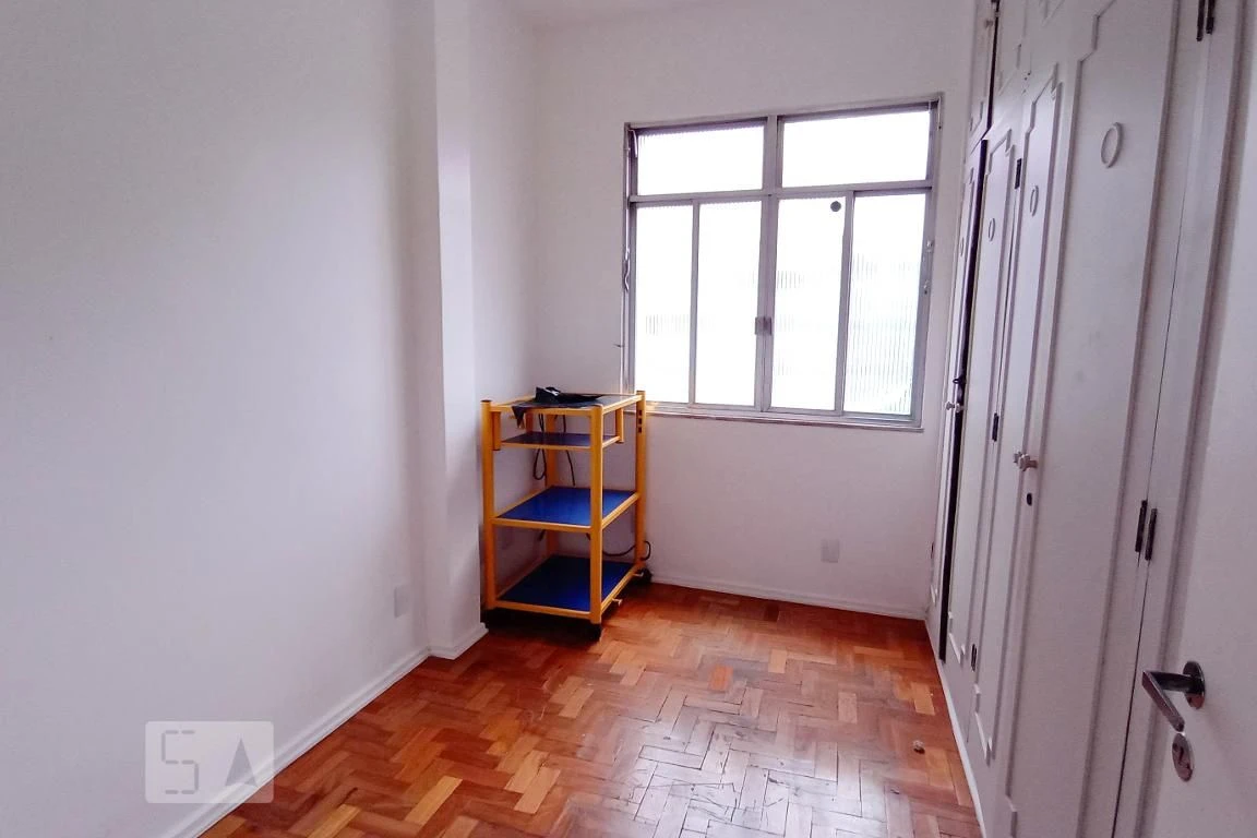 Wood or laminate floors in a 2-bedroom apartment, 55 m² — photo 4