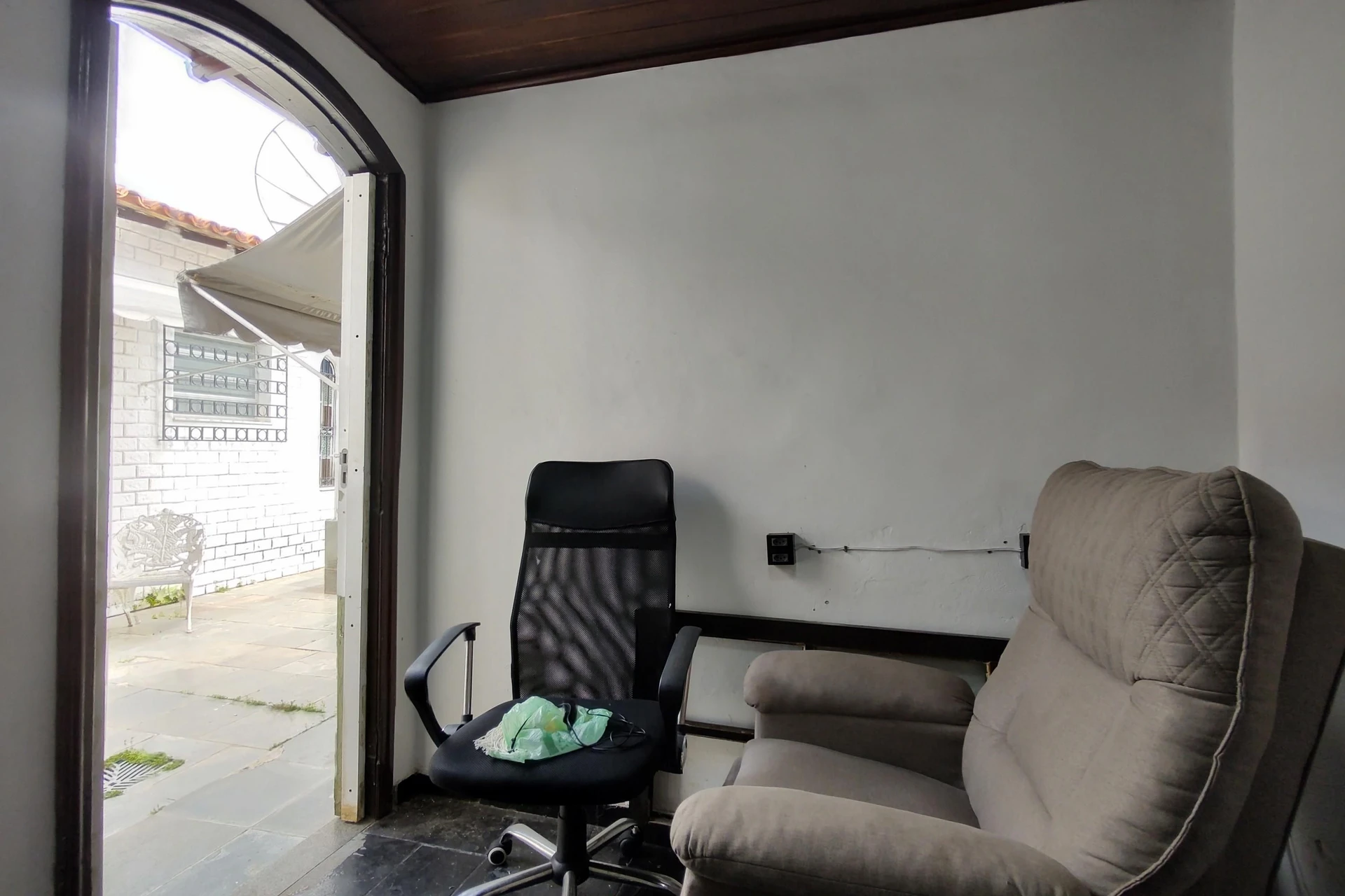 House with 3 bedrooms and a private backyard — photo 9