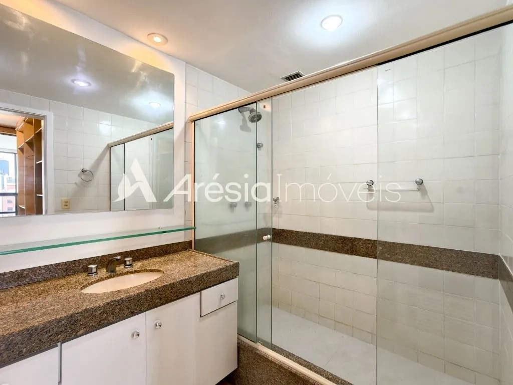 3-bedroom apartment with a bathtub — photo 29