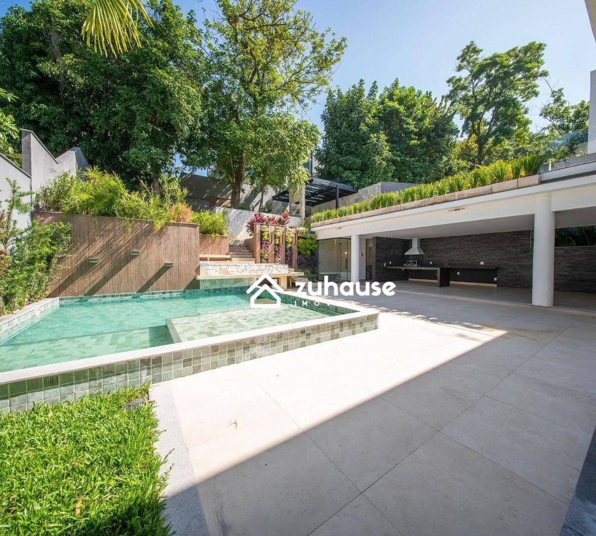 Modern house with 5 en-suite bedrooms and 811 m² — photo 2