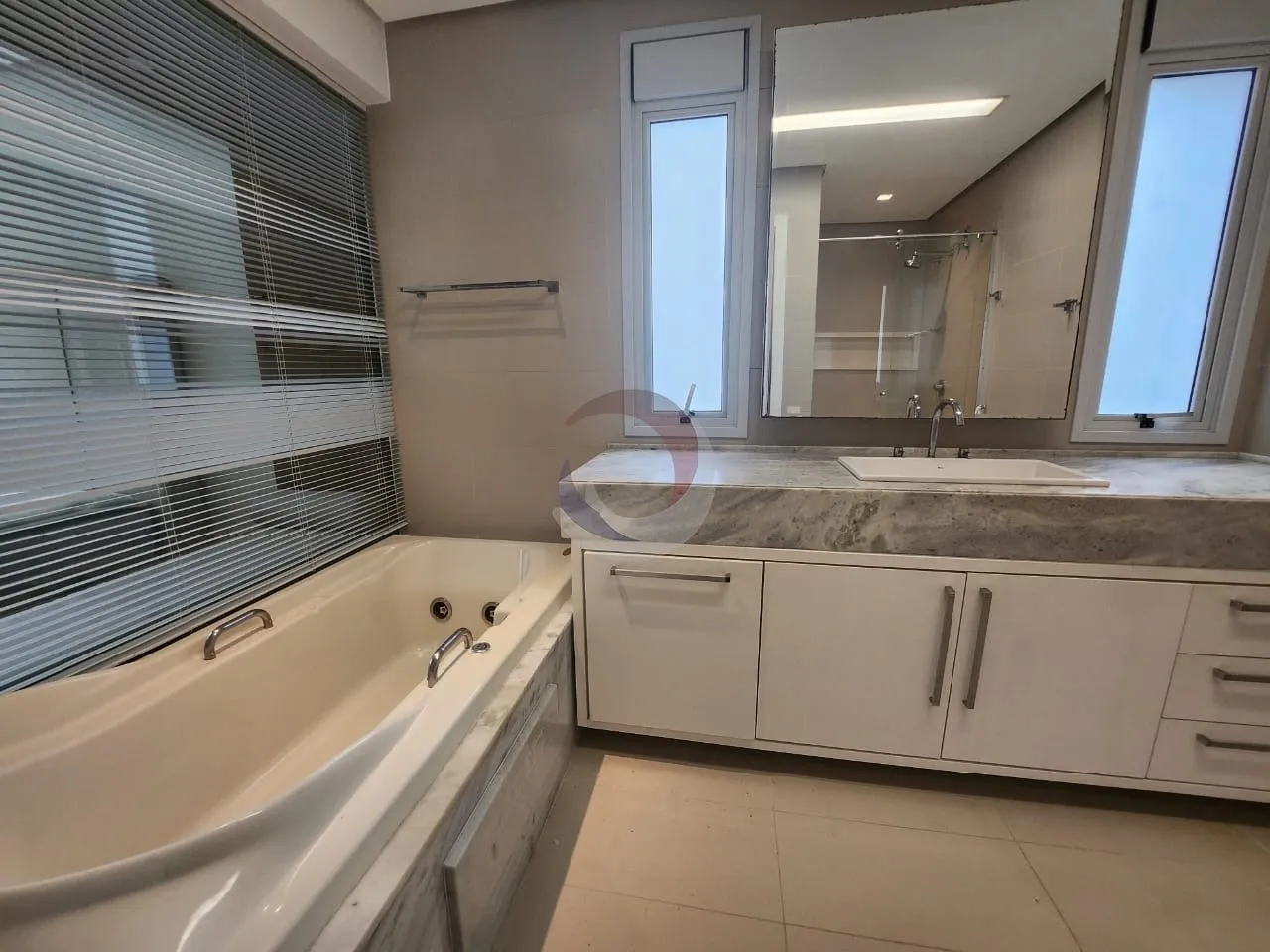 Furnished apartment, 237 m², with floor-to-ceiling windows — photo 32