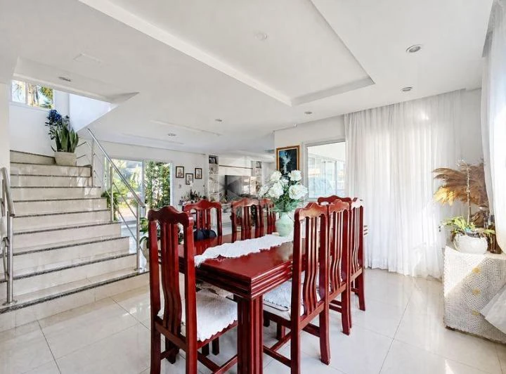 Furnished home with 4 bedrooms and open-plan kitchen — photo 3