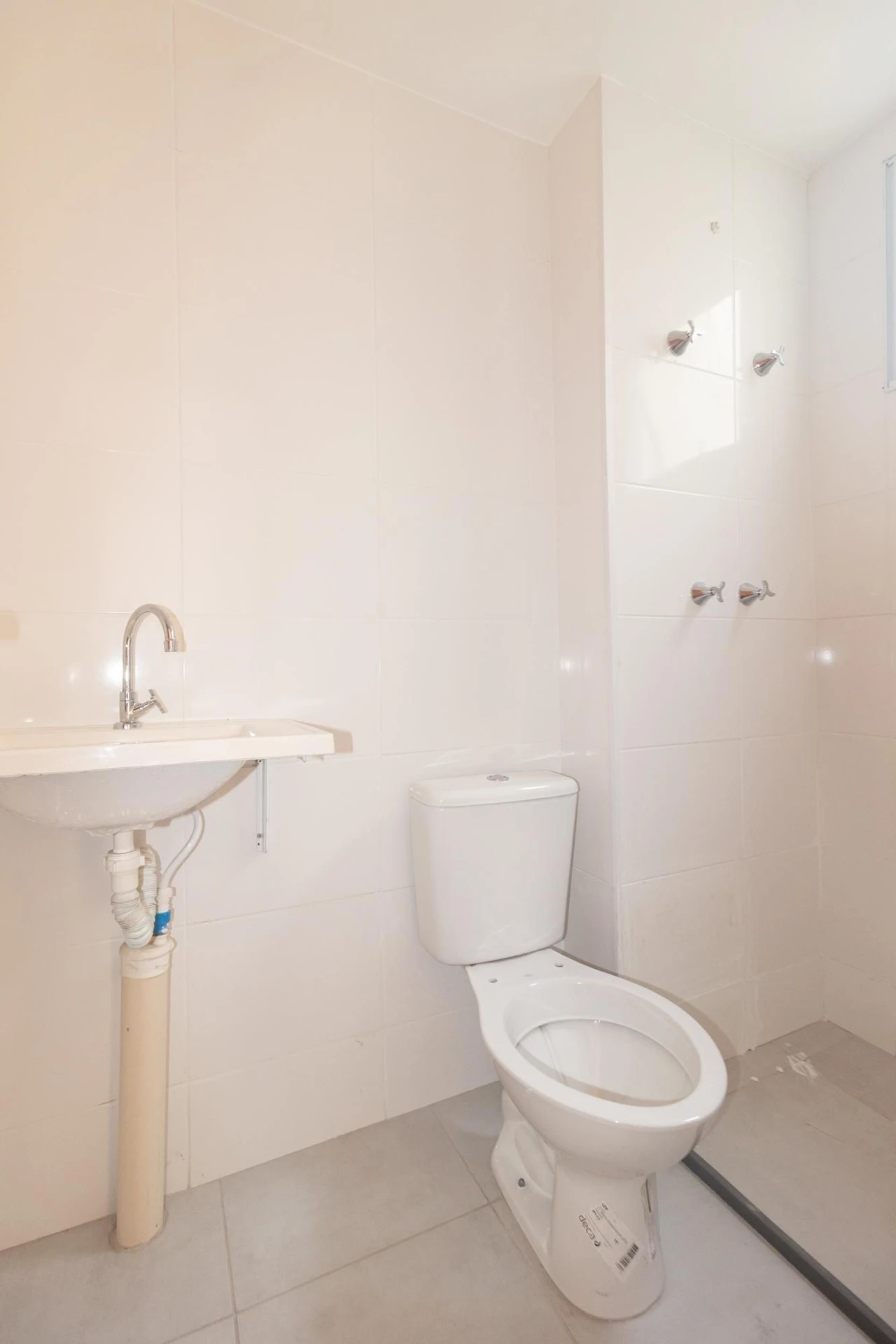 Unfurnished apartment with 2 bedrooms and laundry area — photo 4