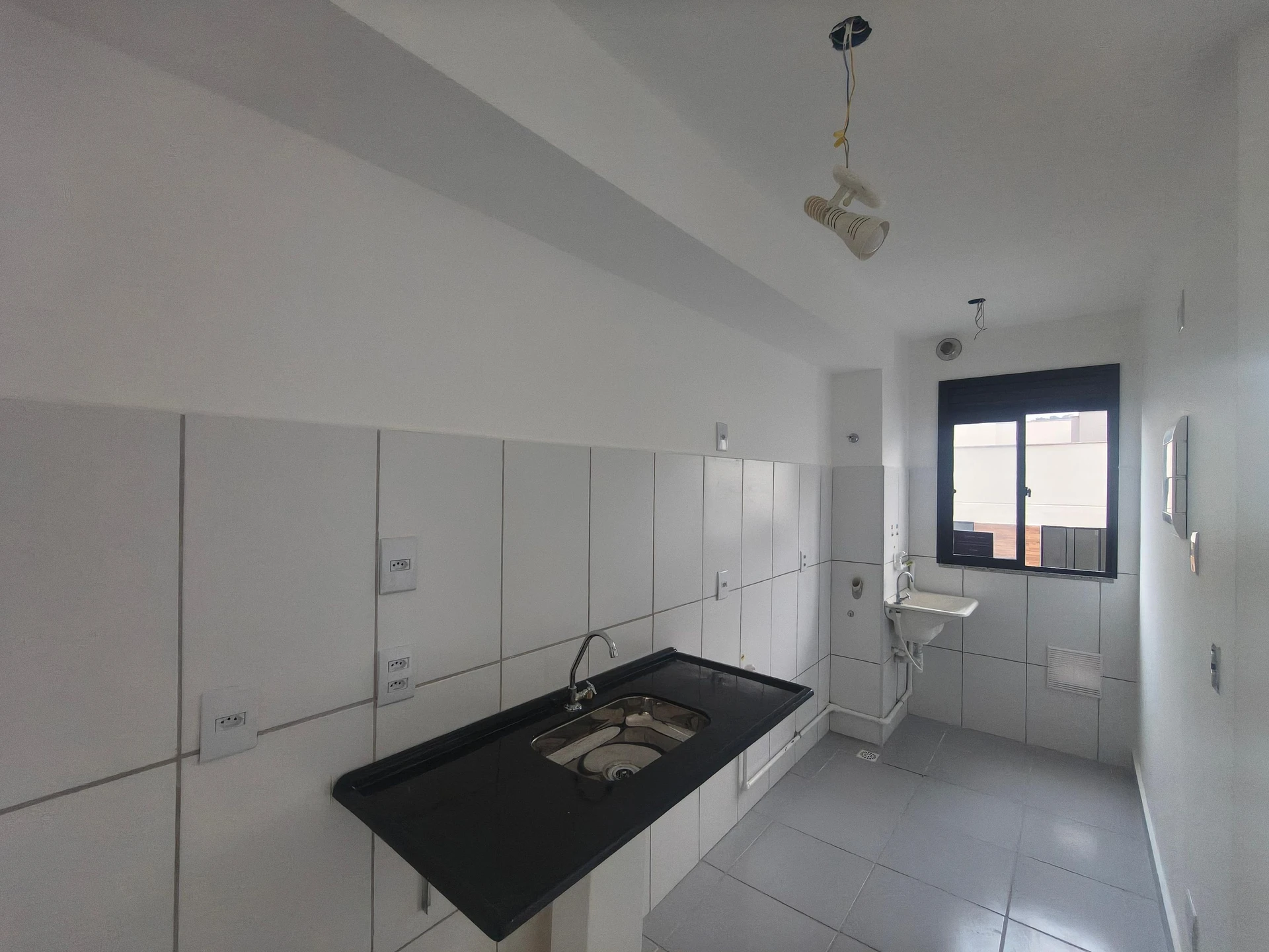 2-bedroom apartment with balcony and glass-enclosed shower — photo 2