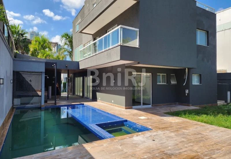 House with 6 bedrooms and 500 m² with 2 parking spaces — photo 43