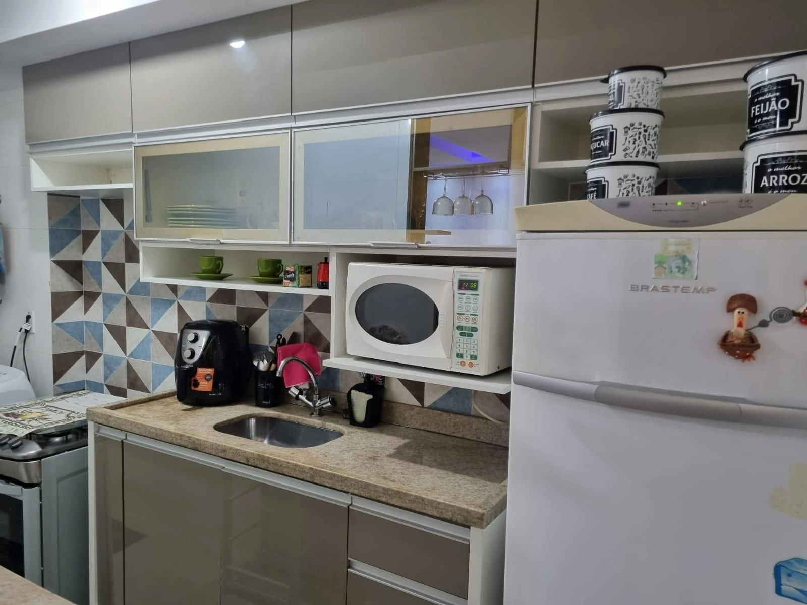 Furnished apartment with 2 bedrooms and open-plan kitchen — photo 16