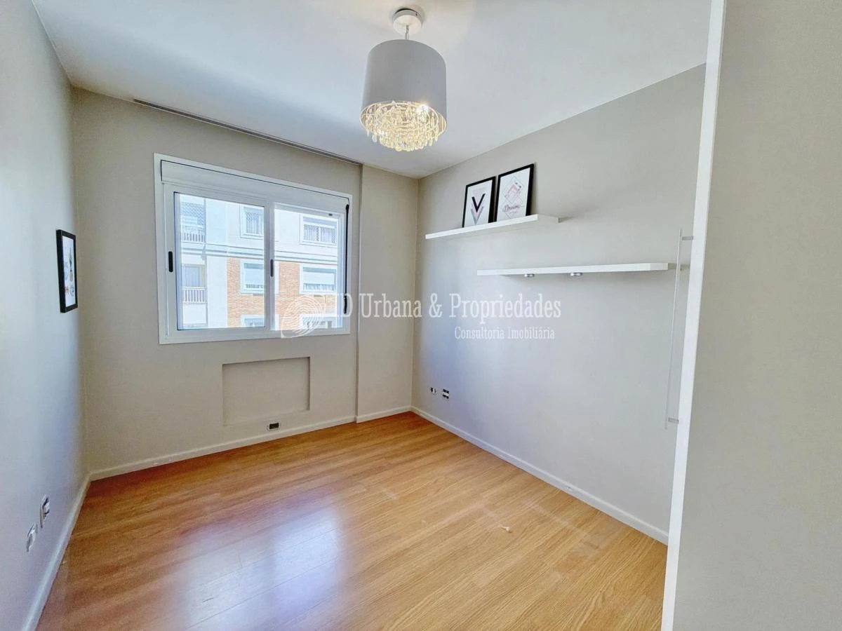 3-bedroom apartment in a building with a pool — photo 21
