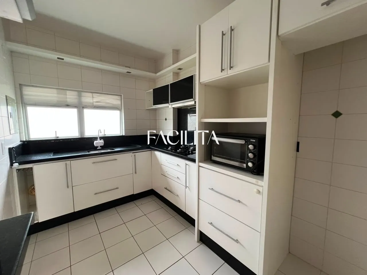 1st-floor apartment with 2 bedrooms and 1 en-suite — photo 2