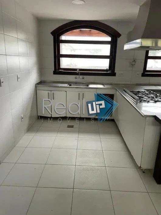 1083 m² house with 5 en-suite bedrooms and 9 parking — photo 25