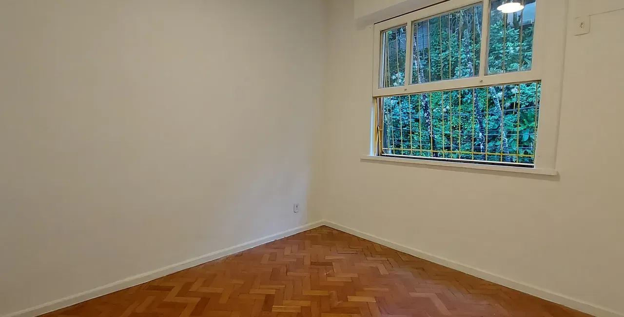 1-bedroom apartment with wood floors and glass shower — photo 6
