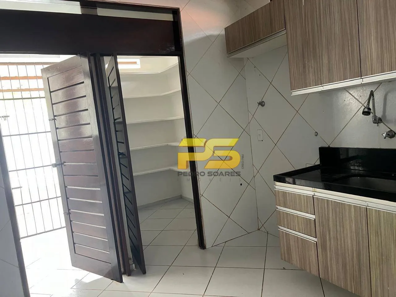 House with 5 bedrooms and 3 en-suite baths, 250 m² — photo 8